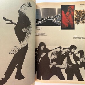 K&ouml;nnte beinhalten: Eine Seite aus einem Vintage-Magazin mit Schwarz-Wei&szlig;-Bildern. Ein Bild zeigt eine Silhouette in Bewegung. Weitere Bilder zeigen eine Landschaft, eine Nahaufnahme eines Gesichts und eine Gruppe von Figuren.