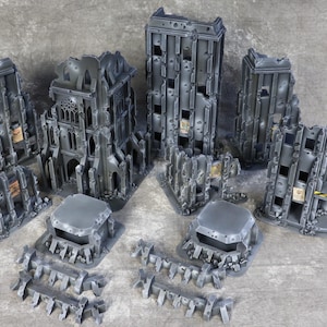 Puede incluir: Un conjunto de modelos de edificios grises en ruinas para juegos de mesa. El conjunto incluye una variedad de edificios, incluyendo una torre alta, una iglesia y un edificio más pequeño con un techo plano. Los edificios están hechos de plástico y tienen un aspecto realista y desgastado.