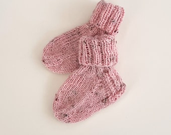 Babysocken / Babysöckchen handgestrickt / Stricksocken / Wollsocken Farbe rosa gesprenkelt