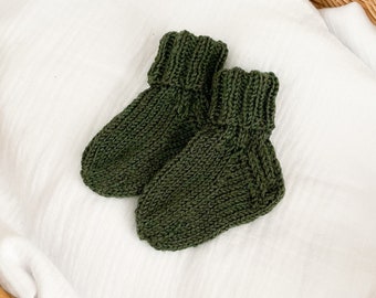 Babysocken / Babysöckchen handgestrickt / Stricksocken / Wollsocken Farbe olivgrün verschiedene Größen