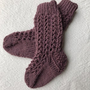 Babykniestrümpfe handgestrickt / Kniestrümpfe / Stricksocken in Farbe mauve Bild 4