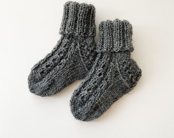 Babysocken / Babysöckchen gestrickt dunkelgrau melange