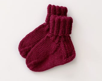 Handgestrickte Babysocken ohne Muster / Babysöckchen / Babystrümpfe / Stricksocken verschiedene Größen Farbe dunkles Rot