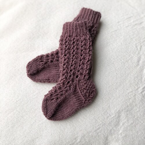 Chaussettes de genou pour bébé tricotées à la main / chaussettes de genou / chaussettes tricotées de couleur mauve