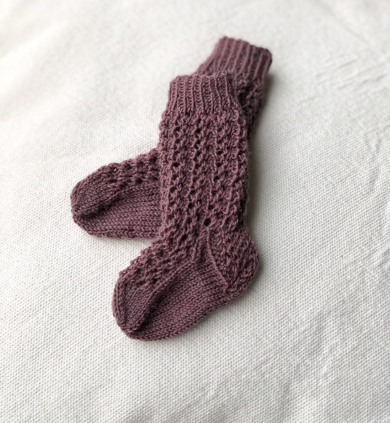 Babykniestrümpfe handgestrickt / Kniestrümpfe / Stricksocken in Farbe mauve Bild 1