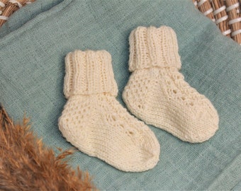 Babysocken / Babysöckchen gestrickt naturweiß