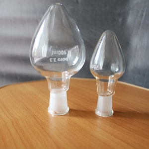 Sammeln Sie Vintage Rundbodenkolben Set mit 2 birnenförmigen Chemieglasflaschen Klares Laborglas Apothekerdekor Trankflaschen