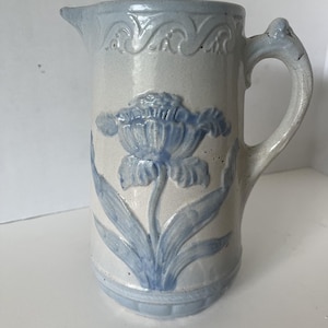 Jarra antiga Brush McCoy em grés, modelo Íris, década de 1900, cerâmica artística com esmalte salino azul e branco, decoração rústica de fazenda (com defeitos estruturais).
