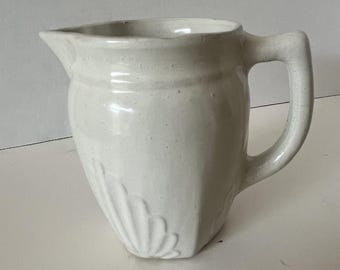 Jarra de cerámica Monmouth vintage blanca con forma de abanico, modelo 381, con esmalte crema, estilo art déco, ideal para la leche. Cerámica de Illinois de mediados de siglo.