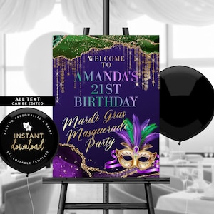 Puede incluir: Un cartel de fiesta de cumpleaños con temática de Mardi Gras en morado y verde con detalles de purpurina dorada. El cartel dice "Bienvenido a Amanda's 21st Birthday Mardi Gras Masquerade Party".