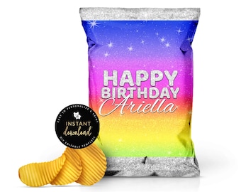 Può includere: Un modello di sacchetto di patatine fritte stampabile con uno sfondo di glitter arcobaleno e il testo "Happy Birthday Ariella". Il modello è progettato per un favore di festa fai-da-te.