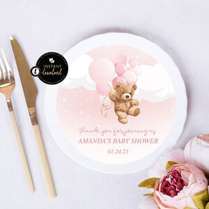 Puede incluir: Plato de baby shower rosa y blanco con un osito de peluche sosteniendo globos rosas. El texto en el plato dice "Gracias por unirse a nosotros para la baby shower de Amanda 01.24.21".