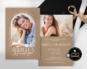 Peut inclure: Une invitation de fête de graduation de couleur marron avec une photo d'une jeune femme portant une veste en jean. L'invitation indique "Let's Celebrate 2023 Graduate" et "Join us for a graduation party honoring Abriella Henderson". L'invitation comprend la date et l'heure de la fête, le lieu et les informations de RSVP.