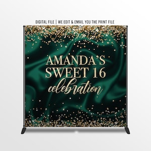 Peut inclure: Une toile de fond pour une célébration de Sweet 16. Le design présente un fond vert émeraude foncé semblable à du satin avec des accents de paillettes dorées. Le texte "AMANDA'S SWEET 16 celebration" est affiché en lettres dorées.