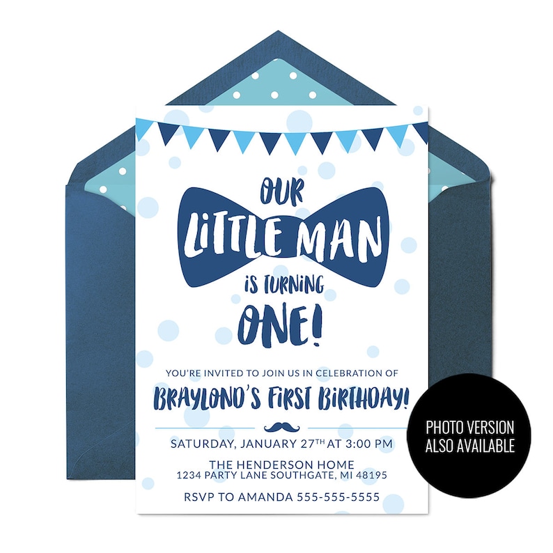 以下が含まれることがあります： 青い蝶ネクタイのグラフィックと「Our Little Man is Turning One!」というテキストが書かれた青と白の誕生日招待状。Braylondの1歳の誕生日をお祝いするために、ぜひご参加ください！1月27日（土）午後3時。The Henderson Home、1234 Party Lane Southgate、MI 48195。Amanda 555-555-5555までご連絡ください。写真バージョンもご利用いただけます。
