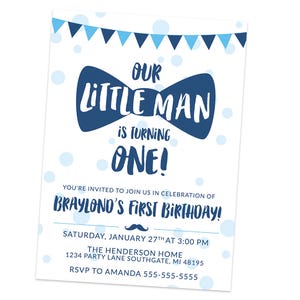 以下が含まれることがあります： 青い蝶ネクタイのグラフィックと「Our Little Man is turning One!」というテキストが書かれた青と白の誕生日招待状。Braylondの最初の誕生日のお祝いにご参加ください。土曜日、1月27日午後3時。The Henderson Home、1234 Party Lane Southgate、MI 48195。Amanda 555-555-5555までご連絡ください。