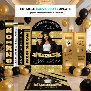 Puede incluir: Una escena de fiesta de graduación con decoraciones en negro, dorado y blanco. Incluye un telón de fondo con una foto de un graduado, el texto "Class of 2026" y taquillas decorativas. Globos y alfombras completan la escena.