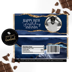 以下が含まれることがあります： 写真と「HAPPY 18TH Birthday AMANDA」というテキストが書かれた青と金のチョコレートバーの包装紙。包装紙は、金色のグリッターのアクセントがついた大理石模様のデザインです。栄養成分表示ラベルには、「GOOD VIBES」と「BIRTHDAY FUN」が成分として記載されています。