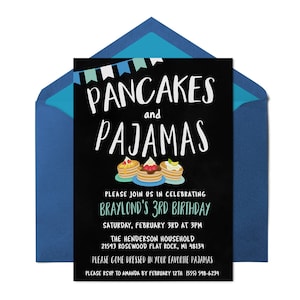 K&ouml;nnte beinhalten: Eine schwarz-wei&szlig;e Einladung zu einer Pancake- und Pyjama-Geburtstagsparty. Die Einladung zeigt ein blaues und wei&szlig;es Banner mit dem Text "Pancakes and Pajamas" in Wei&szlig;. Die Einladung zeigt auch drei Stapel Pfannkuchen mit Bel&auml;gen. Der Text auf der Einladung lautet: "Bitte feiern Sie mit uns Braylonds 3. Geburtstag. Samstag, 3. Februar um 15:00 Uhr. Der Henderson Haushalt, 21593 Rosewood Flat Rock, MI 48134. Bitte kommen Sie in Ihrem Lieblings-Pyjama. Bitte melden Sie sich bis zum 12. Februar bei Amanda an (555) 598-6234."