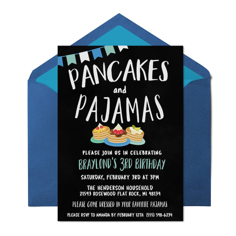K&ouml;nnte beinhalten: Eine schwarz-wei&szlig;e Einladung zu einer Pancake- und Pyjama-Geburtstagsparty. Die Einladung zeigt ein blaues und wei&szlig;es Banner mit dem Text "Pancakes and Pajamas" in Wei&szlig;. Die Einladung zeigt auch drei Stapel Pfannkuchen mit Bel&auml;gen. Der Text auf der Einladung lautet: "Bitte feiern Sie mit uns Braylonds 3. Geburtstag. Samstag, 3. Februar um 15:00 Uhr. Der Henderson Haushalt, 21593 Rosewood Flat Rock, MI 48134. Bitte kommen Sie in Ihrem Lieblings-Pyjama. Bitte melden Sie sich bis zum 12. Februar bei Amanda an (555) 598-6234."