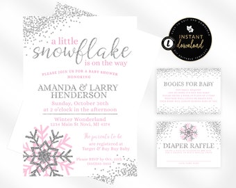 Könnte beinhalten: Eine silberne und rosafarbene Schneeflocken-Babyparty-Einladung mit einem Schneeflocken-Design und dem Text "a little snowflake is on the way". Die Einladung enthält die Namen Amanda & Larry Henderson, das Datum und die Uhrzeit der Party sowie den Ort. Sie enthält auch Informationen über das Babyregister des Paares bei Target und Buy Buy Baby.