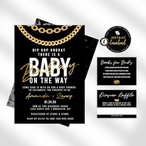 Könnte beinhalten: Schwarze und goldene Babyparty-Einladung mit einem goldenen Kettenmuster. Die Einladung lautet "Hip Hop Hooray There is a Baby on the Way". Sie enthält auch die Namen Amanda und Larry, das Datum 01.24.XX, die Uhrzeit 15:00 Uhr, den Veranstaltungsort Kickback Venue, die Adresse 1234 Party Ave Brooklyn, NY, und die RSVP-Informationen. Es gibt auch zwei Karten für "Books for Baby" und "Diaper Raffle".