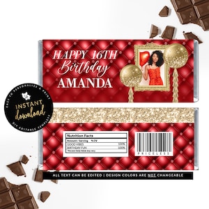 Puede incluir: Envoltorio de barra de chocolate rojo y dorado con un marco de fotos y una foto de una persona. El envoltorio tiene un patrón acolchado y purpurina dorada. El texto en el envoltorio dice "Happy 16th Birthday Amanda".
