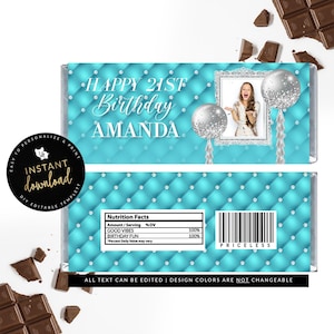 Puede incluir: Envoltorio de barra de chocolate turquesa con el texto "HAPPY 21ST Birthday AMANDA". Presenta una foto, globos plateados y las palabras "GOOD VIBES" y "BIRTHDAY FUN". El diseño incluye un patrón de diamantes y las palabras "Instant Download".