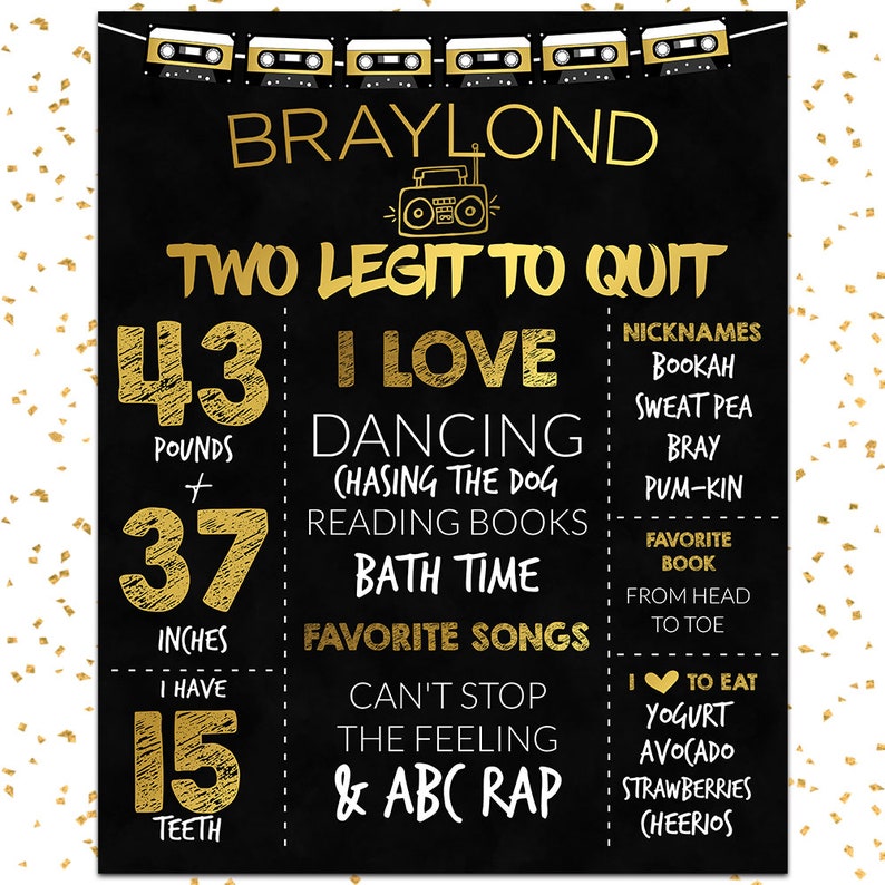 Peut inclure: Panneau d'anniversaire noir et dor&eacute; avec le nom "BRAYLOND". Le panneau comprend le texte "TWO LEGIT TO QUIT", "43 livres + 94 cm", et "J'ai 15 dents". Il r&eacute;pertorie &eacute;galement les activit&eacute;s et aliments pr&eacute;f&eacute;r&eacute;s.