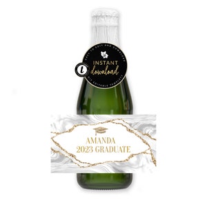 Puede incluir: Etiqueta de botella de fiesta de graduación de mármol blanco y purpurina dorada con el texto "Amanda 2023 Graduate" y un icono de gorro de graduación.