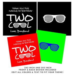 Puede incluir: Dos etiquetas de favor imprimibles con el texto "Gracias por hacer de mi cumplea&ntilde;os Two Cool" y las palabras "Love, Braylond". Las etiquetas son de color rojo y negro con texto blanco y gafas de sol. La parte posterior de las etiquetas tiene gafas de sol en blanco y azul.