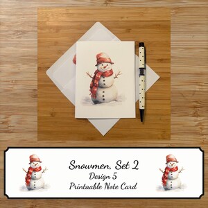 Op de afbeelding: Een aquarel illustratie van een sneeuwpop op een wenskaart. De sneeuwpop draagt een rode hoed en sjaal. Een pen met een zwart-wit stippenpatroon ligt naast de kaart. De tekst "Snowmen, Set 2 Design 5 Printable Note Card" staat onderaan.