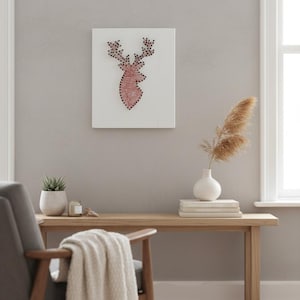 Handgefertigtes Fadenbild – Hirschkopf in Rot auf Holz | Moderne Wanddeko im String-Art-Stil