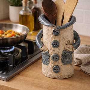 Handgemachter Keramik-Utensilienhalter „Kleiner Kerl“ – Unikat-Küchendeko & Kochlöffel-Halter