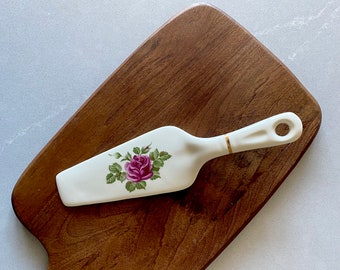 pie server, porcelain pie lifter, floral pie lifter, kitchen utensils, pie, floral kitchen, country chic kitchen, vintage pie lifter,