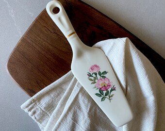 pie server, porcelain pie lifter, floral pie lifter, kitchen utensils, pie, floral kitchen, country chic kitchen, vintage pie lifter,