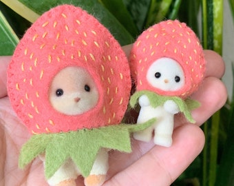 Déguisement aux fraises fait main — Déguisement aux fraises Sylvanian Families — Tenues cousues main en calicot — COSTUME UNIQUEMENT !