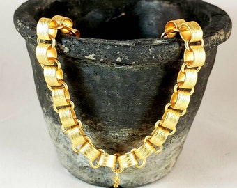 Satin Hamilton Gold (plated) "Vintage Pattern" Oval Chain with either a Black or White Freshwater Pearl.
