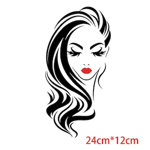 Peut inclure: Silhouette noire et blanche d'une femme aux cheveux longs et ondulés et aux lèvres rouges. L'image mesure 24 cm sur 12 cm.