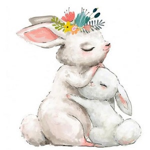 Peut inclure: Illustration à l'aquarelle de deux lapins blancs enlacés. Le plus grand lapin porte une couronne de fleurs roses, jaunes et bleues. Les lapins ont les yeux fermés, suggérant un moment paisible. L'image a une palette de couleurs douces et pastel.