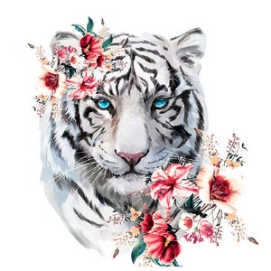 Op de afbeelding: Een witte tijger met blauwe ogen is omringd door een krans van roze, rode en witte bloemen. De tijger kijkt recht naar de kijker.