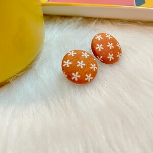 Retro Flower Daisy Stud Earrings, Unique Jewelry, Bday Gift for Her. Aesthetic Earrings, Trendy stud earrings. Lightweight, Hypoallergenic image 2