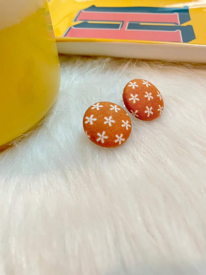 Retro Flower Daisy Stud Earrings, Unique Jewelry, Bday Gift for Her. Aesthetic Earrings, Trendy stud earrings. Lightweight, Hypoallergenic image 2