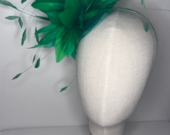 Bouffée de plumes vert émeraude, invitée à un mariage, courses, lavallière, fascinateur de plumes Jademurphymillinery, fait main, tendance.