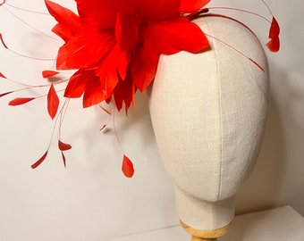 Puff de plumas rojas, Conjetura de boda, Carreras, Ascot, Tocado de plumas Jademurphymillinery, Hecho a mano, Tendencias.