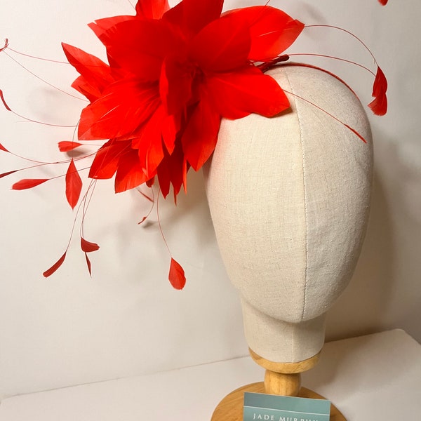 Bouffée de plumes rouges, conjecture pour mariage, courses, lavallière, fascinateur de plumes Jademurphymillinery, fait main, tendance.