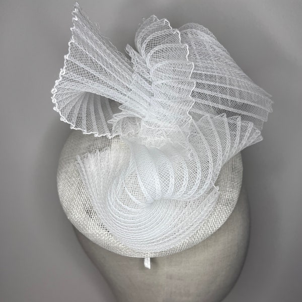 Chapeau blanc pour boîte à pilules, invité d'un mariage, courses, lavallière, bibi voilé jademurphymillinery, chapeau de Katherine, fait main, tendance, boîte à pilules.