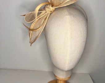 Fascinator indiano con fiocco dorato, Ospite di nozze, Matrimonio, Gare, Ascot, Fiocco, Giorni di gara JadeMurphyMillinary, Tendenza