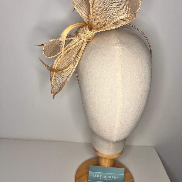 Indischer Goldschleifen-Fascinator, Hochzeitsgast, Hochzeit, Rennen, Ascot, Schleife, Renntage JadeMurphyMillinary, Trending