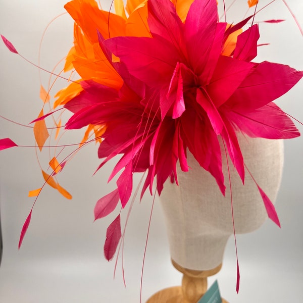 Soufflé bicolore, mariage, invité de mariage, courses, lavallière, fascinateur plume jademurphymillinery fuchsia et orange.